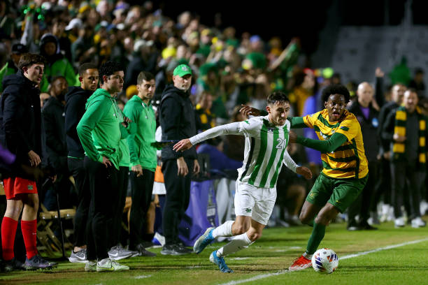 更彰顯了他 更彰顯了他